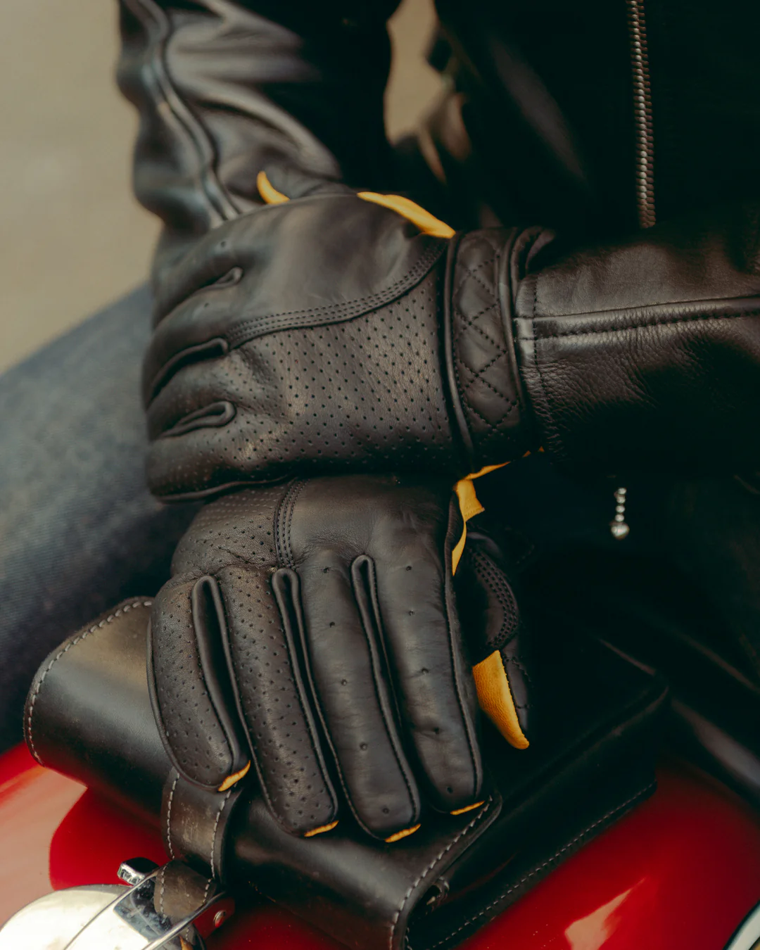 Short Bobber Gloves - Deerskin Palm - Image 3