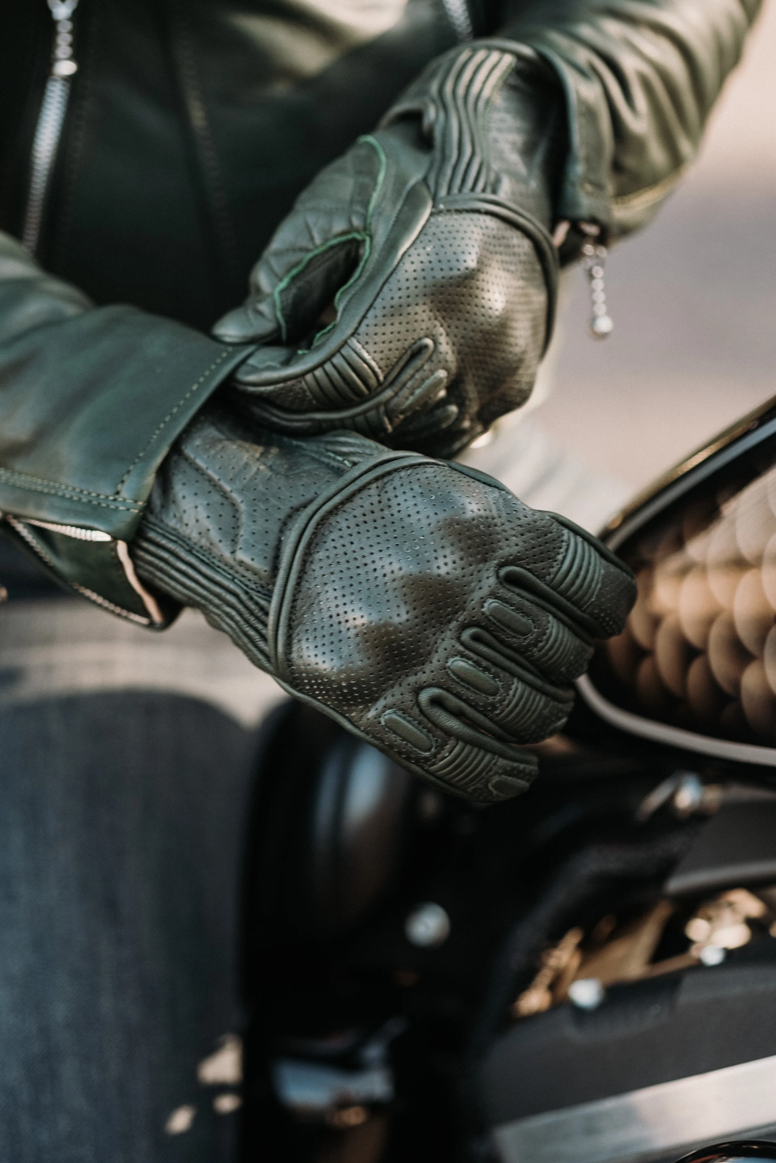 Silk Lined Predator Gloves - Image 13